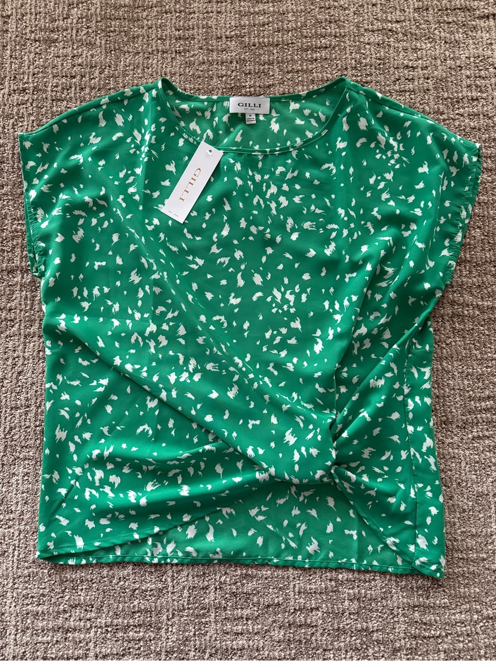 NWT GILLI Emerald Green White Abstract Print Twist Front Top Size M
